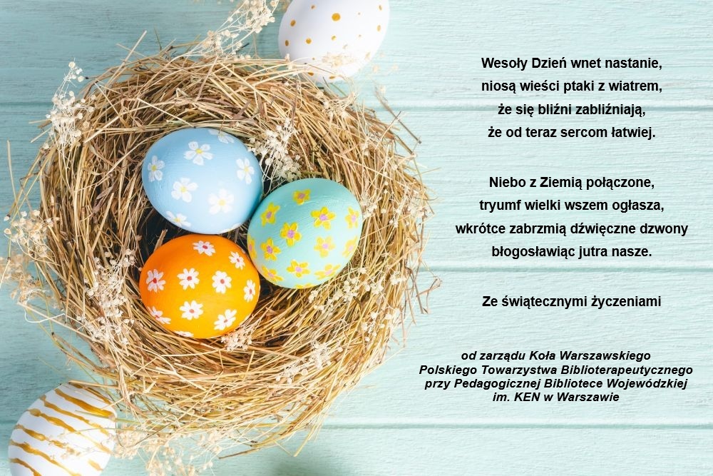 wiersz  życzeniami na Wielkanoc na zielonkawym pastelowym tle z prawej, a z lewej gniazdko z sianka z trzema pisankami: pomarańczową w białe kwiatki, niebieską w białe kwiatki i zieloną w żółte kwiatki, obok gniazdka u góry pisanka biała w złote kropki a u góry biała w złote paski